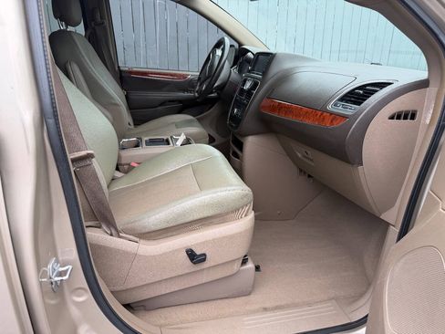Used 2015 Chrysler Town & Country Touring-L w/ Driver Convenience Group FWD image 9