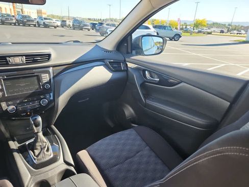 Used 2020 Nissan Rogue Sport SV image 18
