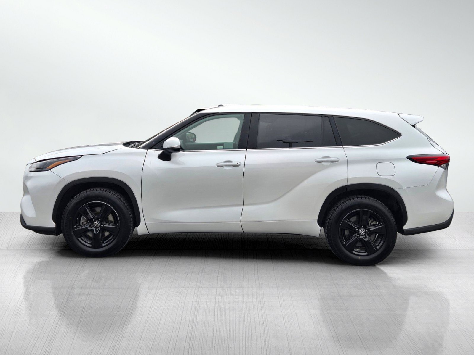 Used 2023 Toyota Highlander LE FWD image 7