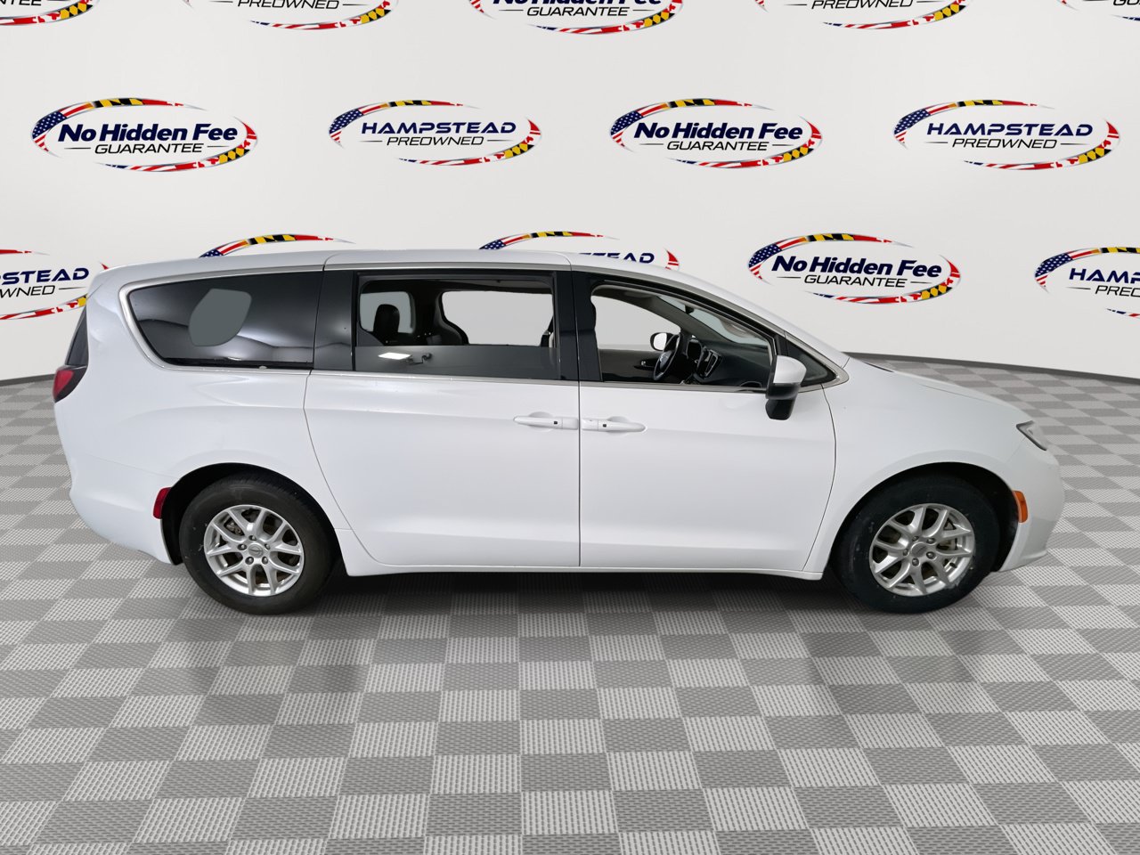 Used 2023 Chrysler Pacifica Touring-L FWD image 10