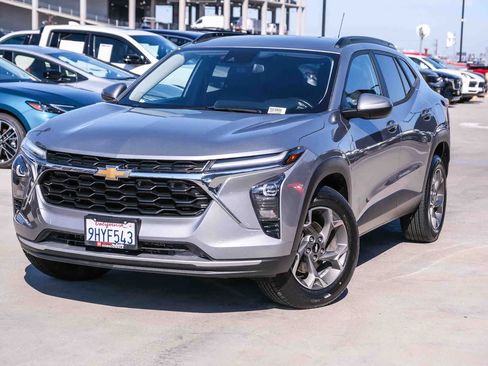 Used 2024 Chevrolet Trax LT w/ Driver Confidence Package FWD image 1