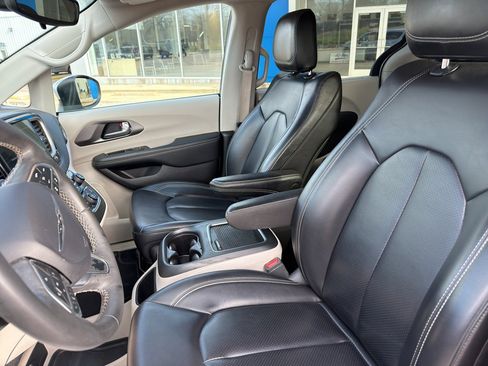 Used 2023 Chrysler Pacifica Touring-L image 16