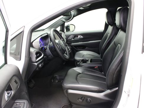 Used 2025 Chrysler Pacifica Select FWD image 18