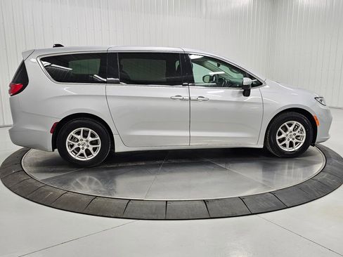 Used 2023 Chrysler Pacifica Touring-L image 6