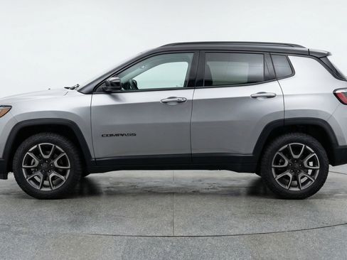 Used 2025 Jeep Compass Trailhawk AWD/4WD image 5