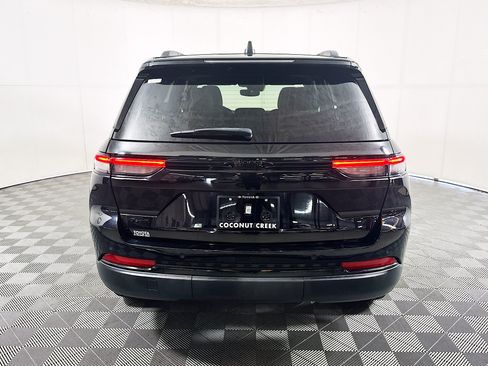 Used 2023 Jeep Grand Cherokee Altitude AWD/4WD image 4