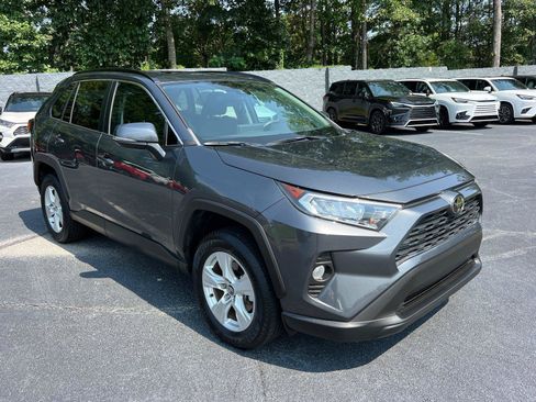 Used 2020 Toyota RAV4 XLE w/ Convenience Package FWD image 3