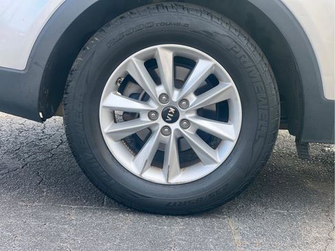 Used 2019 Kia Sorento LX image 27