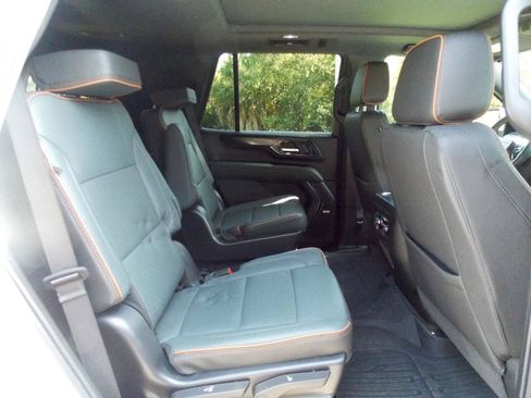 Used 2025 GMC Yukon AT4 w/ AT4 Premium Package AWD/4WD image 19
