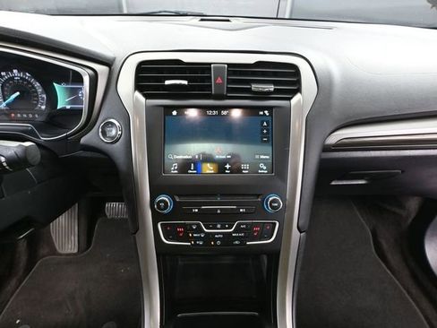 Used 2017 Ford Fusion SE w/ Fusion SE Technology Package image 31