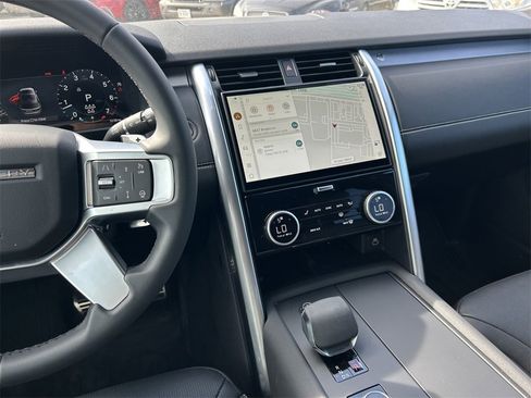 Used 2025 Land Rover Discovery Dynamic SE image 19