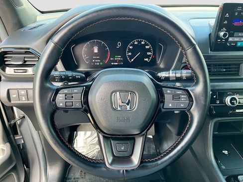 Used 2025 Honda Pilot TrailSport image 11