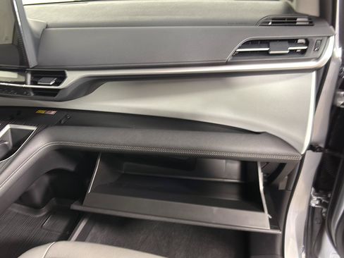 Used 2025 Toyota Sienna XLE w/ XLE Plus Package FWD image 27