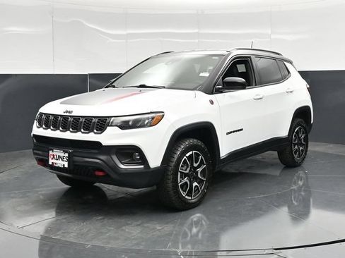 Used 2025 Jeep Compass Trailhawk AWD/4WD image 8