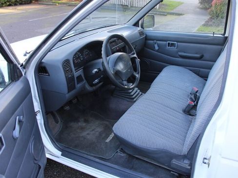 Used 1996 Nissan Pickup XE image 5