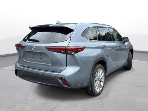 Used 2023 Toyota Highlander Limited FWD image 6