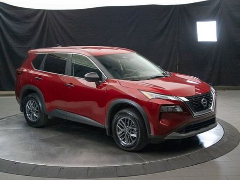 Used 2023 Nissan Rogue S image 2