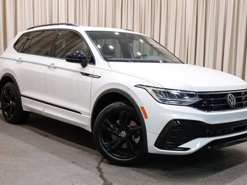 Used 2024 Volkswagen Tiguan SE R-Line AWD/4WD image 2