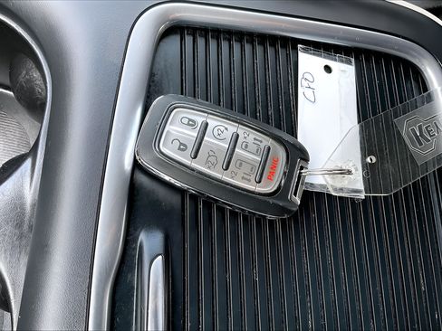 Certified 2023 Chrysler Pacifica Touring-L FWD image 36