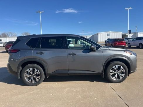 Used 2021 Nissan Rogue SV image 2