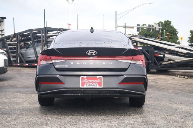 Used 2025 Hyundai Elantra SEL FWD image 5