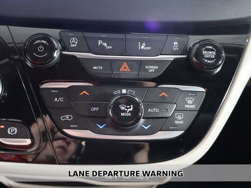 Used 2023 Chrysler Pacifica Touring-L FWD image 5