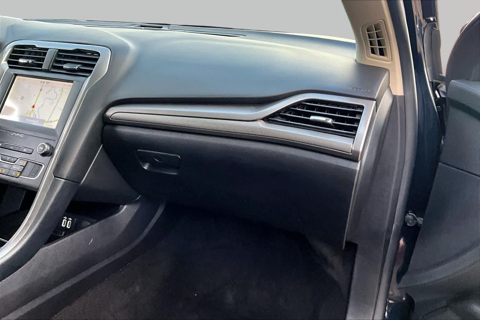 Used 2020 Ford Fusion SE FWD image 19