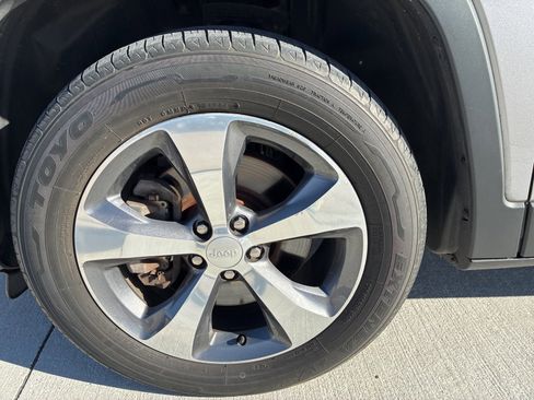 Used 2019 Jeep Cherokee Limited image 12