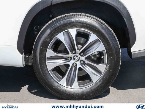 Used 2023 Toyota Highlander XLE FWD image 9
