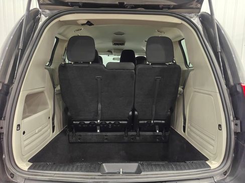 Used 2017 Dodge Grand Caravan SE image 26