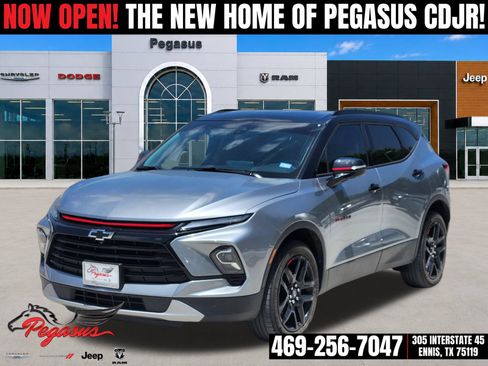 Used 2024 Chevrolet Blazer LT w/ Sound & Technology Package FWD image 2