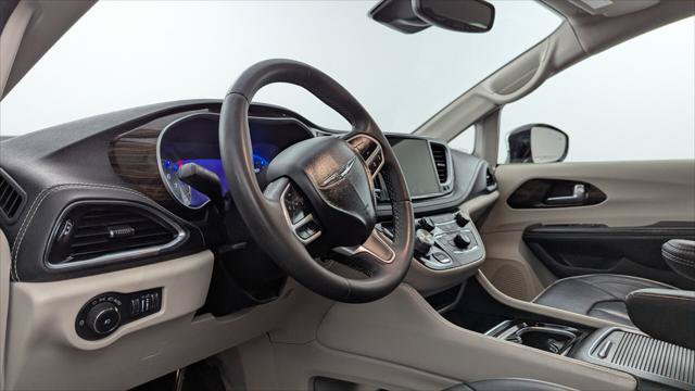 Used 2023 Chrysler Pacifica Limited FWD image 24