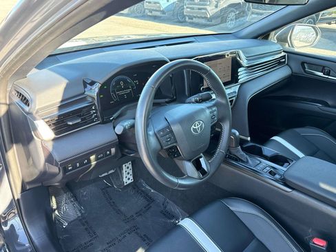 Used 2025 Toyota Camry Hybrid FWD image 11