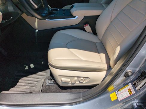 Used 2023 Toyota Highlander XLE AWD/4WD image 15