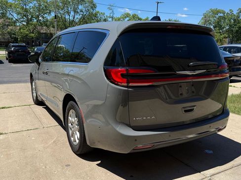 Used 2025 Chrysler Pacifica Select w/ Uconnect Theater Family Group FWD image 5