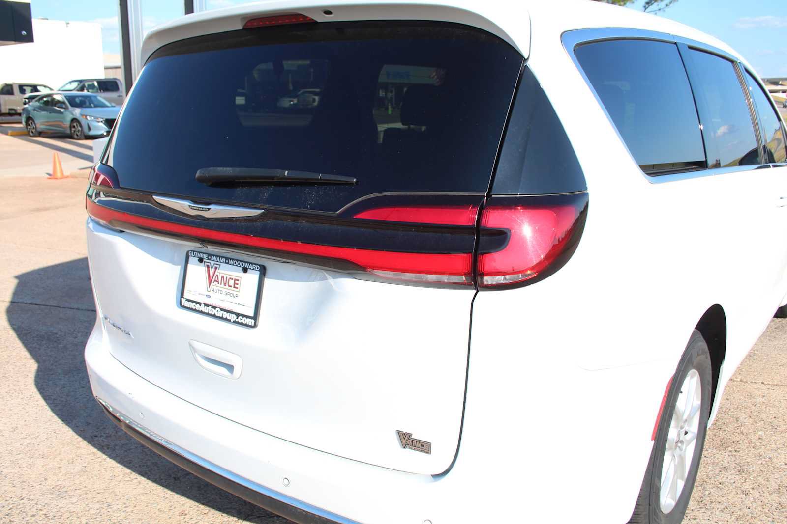 Used 2023 Chrysler Pacifica Touring FWD image 13