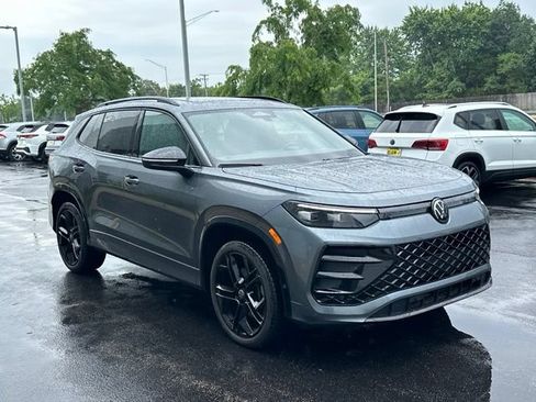 Certified 2025 Volkswagen Tiguan SE R-Line AWD/4WD image 3