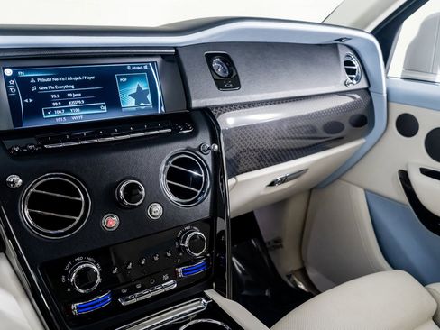 Used 2023 Rolls-Royce Cullinan Black Badge image 43