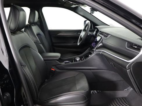 Used 2025 Jeep Grand Cherokee Altitude RWD image 18