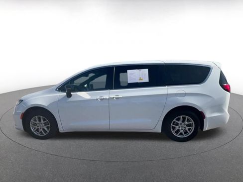 Used 2025 Chrysler Pacifica Select FWD image 9