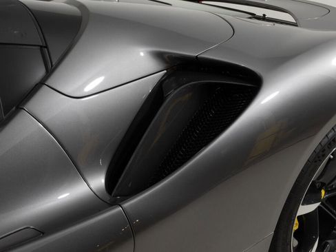 Used 2022 Ferrari SF90 Spider image 18