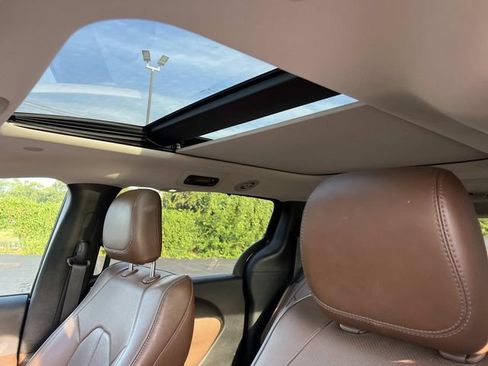 Used 2017 Chrysler Pacifica Limited w/ Advanced Safetytec Group FWD image 9
