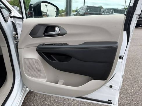 Used 2024 Chrysler Pacifica Limited FWD image 36