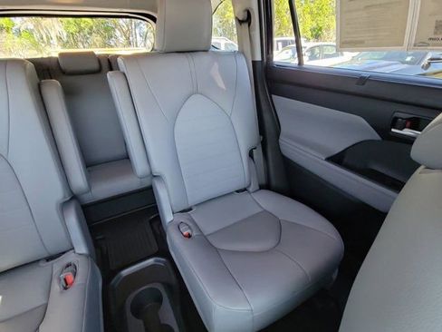 Used 2023 Toyota Highlander XLE image 6