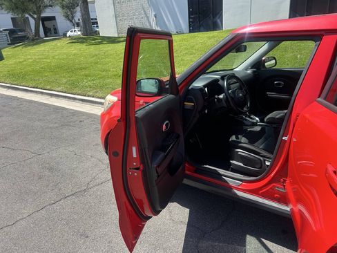 Used 2015 Kia Soul + w/ Audio Package FWD image 4