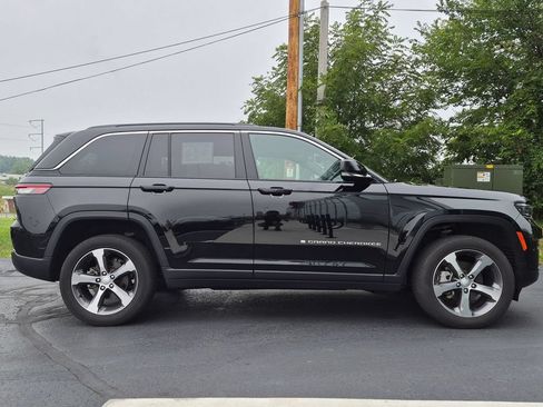 Used 2024 Jeep Grand Cherokee Limited w/ Luxury Tech Group II AWD/4WD image 2