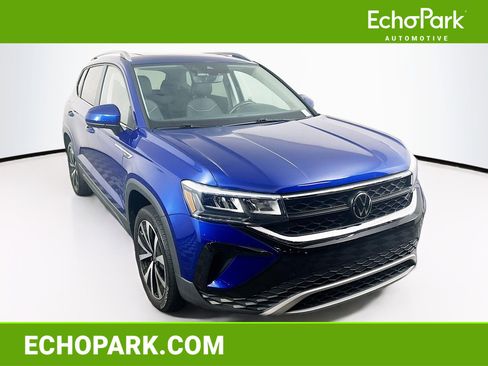 Used 2023 Volkswagen Taos SE w/ Panoramic Sunroof Package FWD image 1