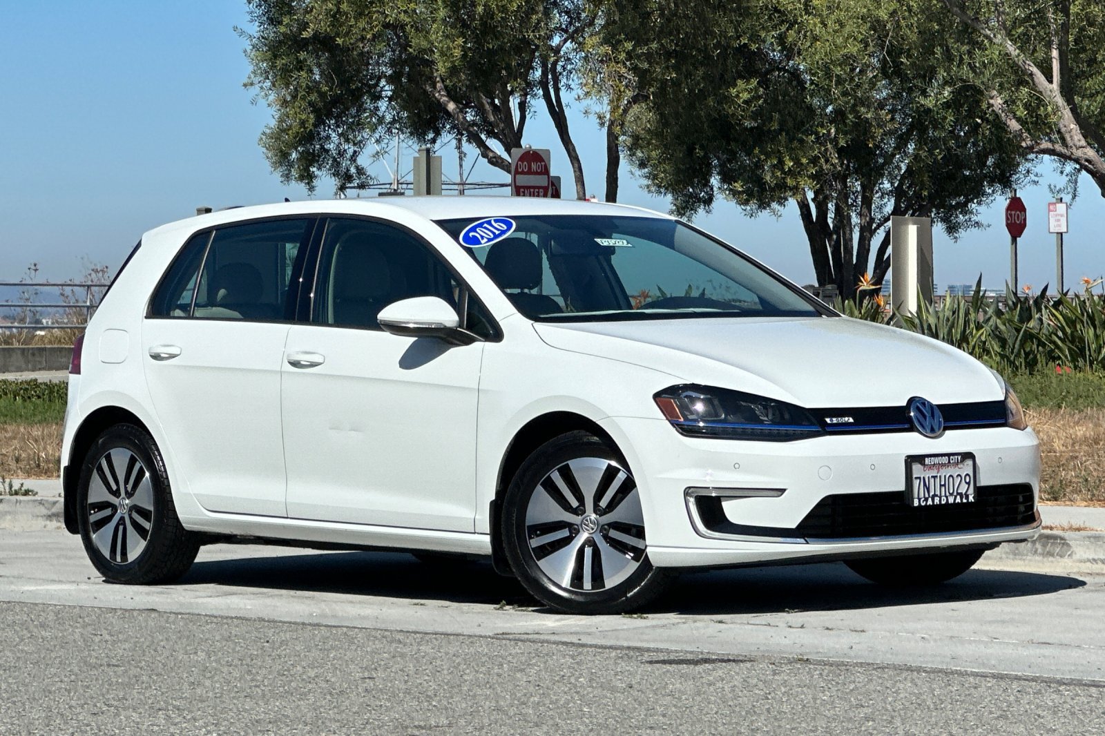 Used 2016 Volkswagen e-Golf SEL Premium FWD image 2