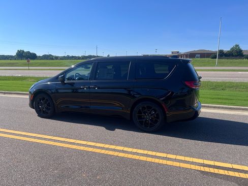 New 2027 Chrysler Pacifica Limited w/ S Appearance Package FWD image 7