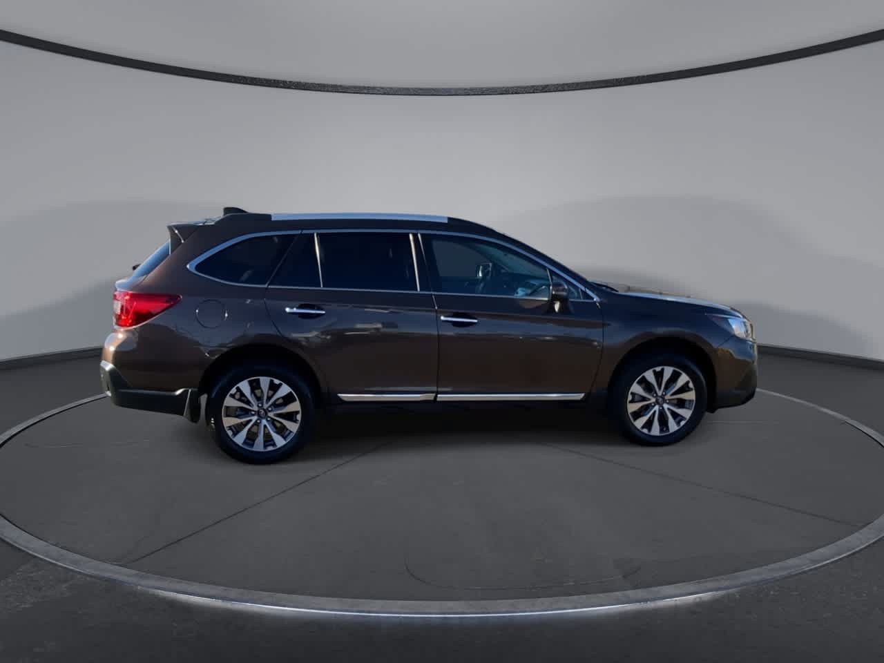 Used 2019 Subaru Outback 3.6R Touring w/ Popular Package #3A AWD/4WD image 2